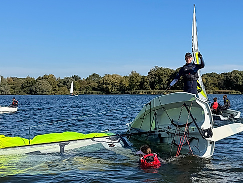 Im Training auf dem Neuländer See können die Jugendlichen in sicherem Rahmen Grenzen ausloten.