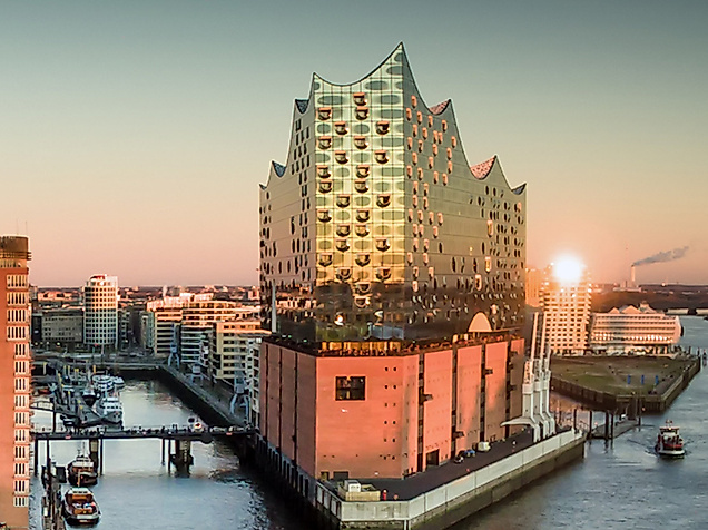 Elbphilharmonie Hamburg bei Sonnenuntergang – Wahrzeichen am Hafen mit Blick auf Elbe und Speicherstadt
