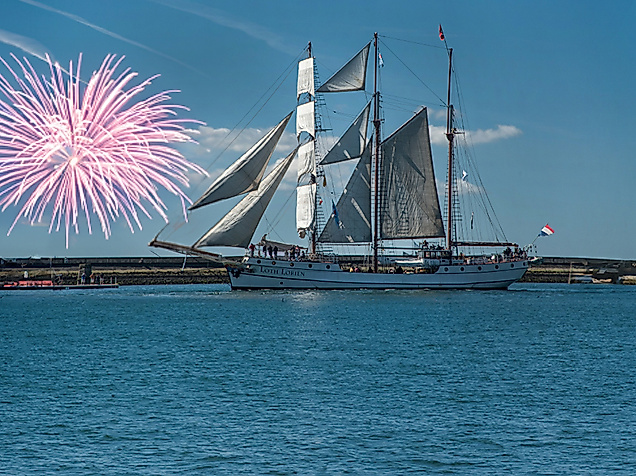 Segelschiff Loth Lorien auf der Elbe mit Feuerwerk im Hintergrund