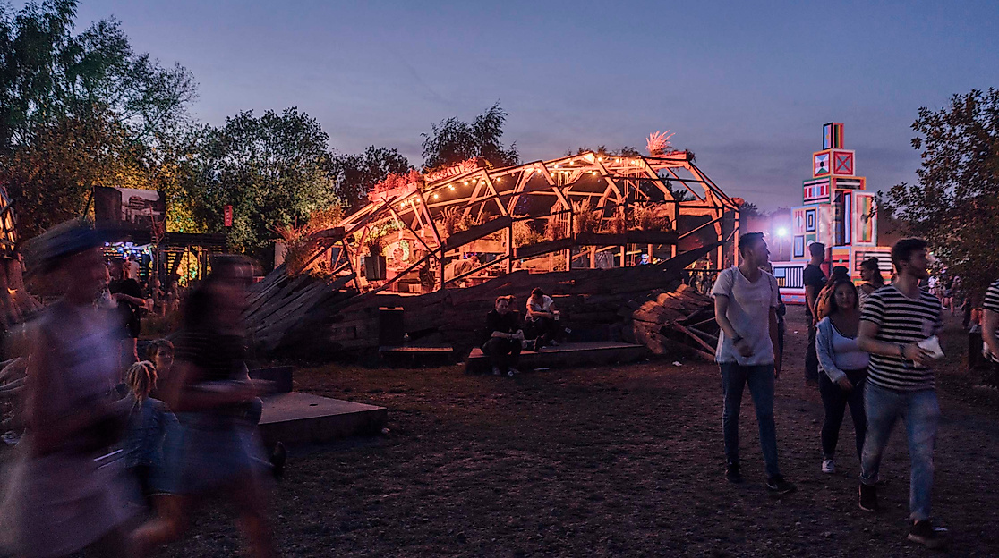 Beleuchtete Kunstinstallation bei Dämmerung auf dem MS DOCKVILLE Festival, Menschen flanieren davor