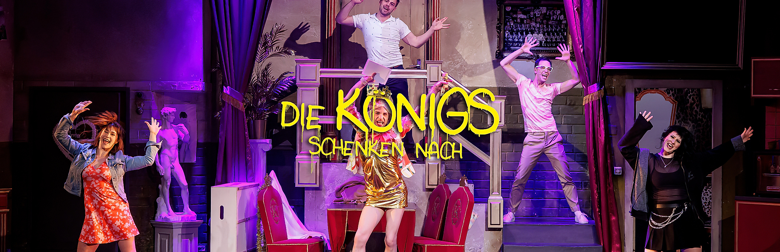 Szenenbild Die Königs schenken nach: Ensemble tanzend auf der Bühne