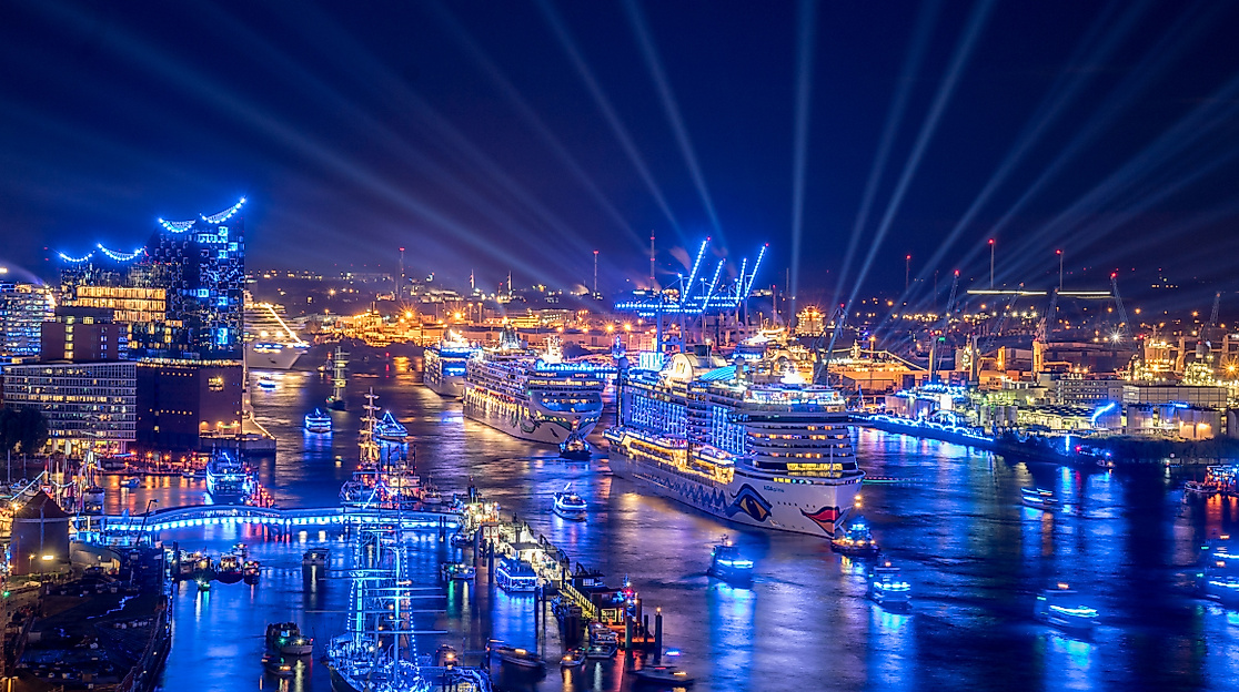 Der Hamburger Hafen bei Nacht in blaues Licht getaucht zur Blue Port Parade der Cruise Days
