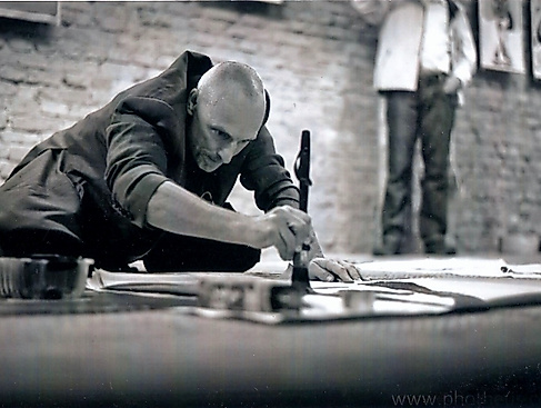 Mike Spike Froidl Vernissage mit Kalligrafie-Performance