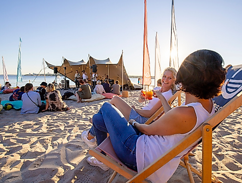 Musik im Strandkorb Neustadt in Holstein 2022 Frauen stoßen an © TALB Christian Schaffrath