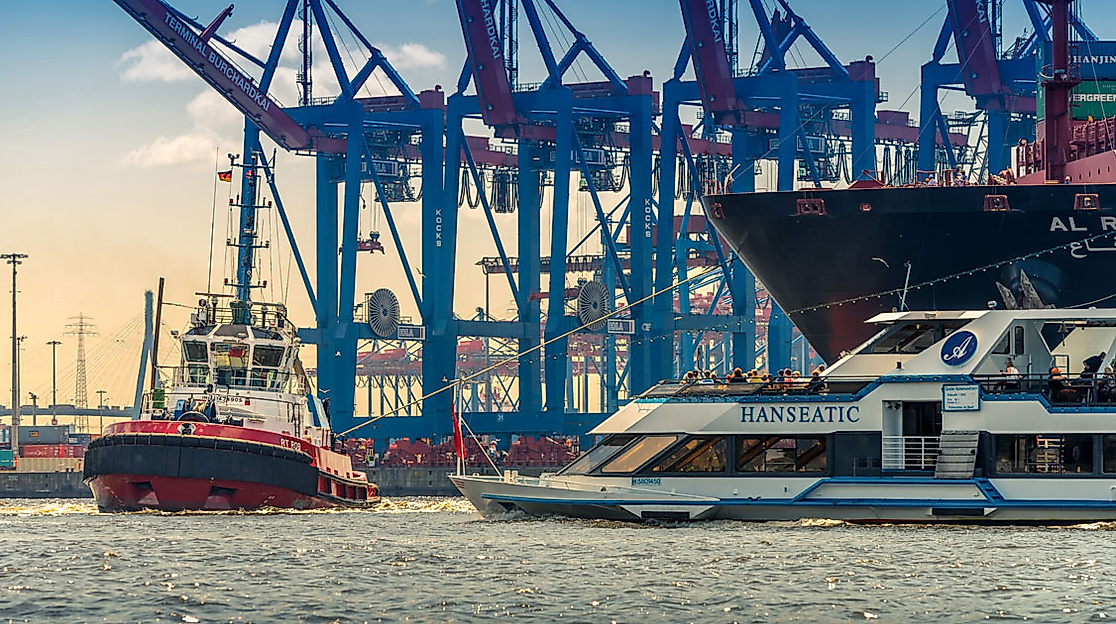 Hafenschlepper und Containerschiff im Hamburger Hafen 