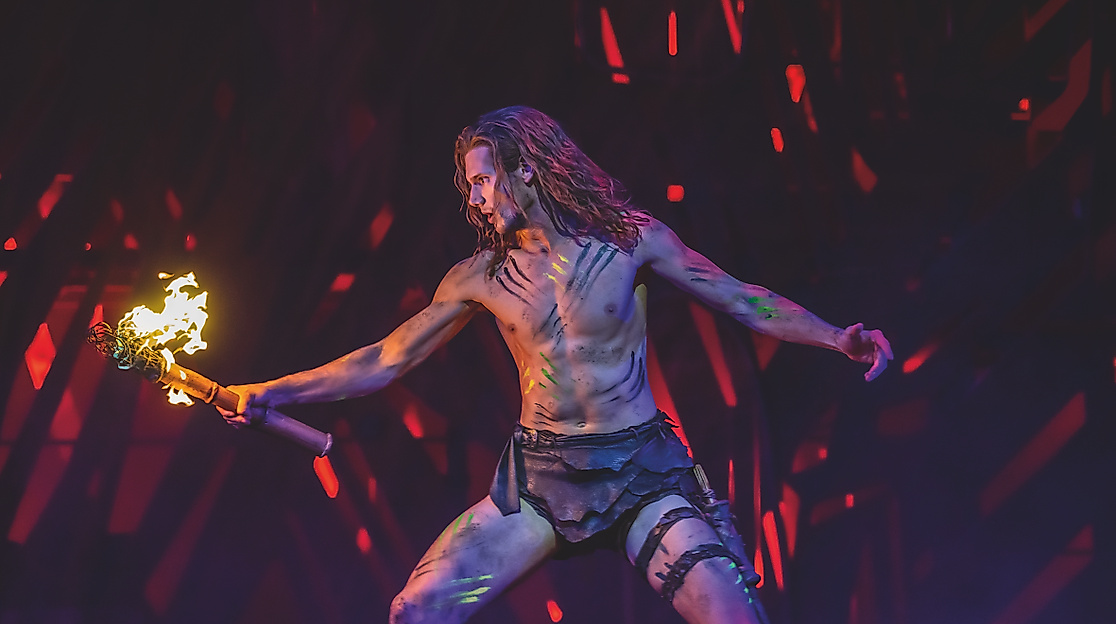 Szenenmotiv Disneys Musical TARZAN: Tarzan mit einer brennenden Fackel