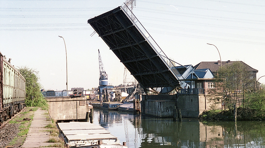 Klappbrücke Nartenstrasse (1981) im Harburger Hafen | Foto: B.Wiesmüller/Geschichtswerkstatt Harburg
