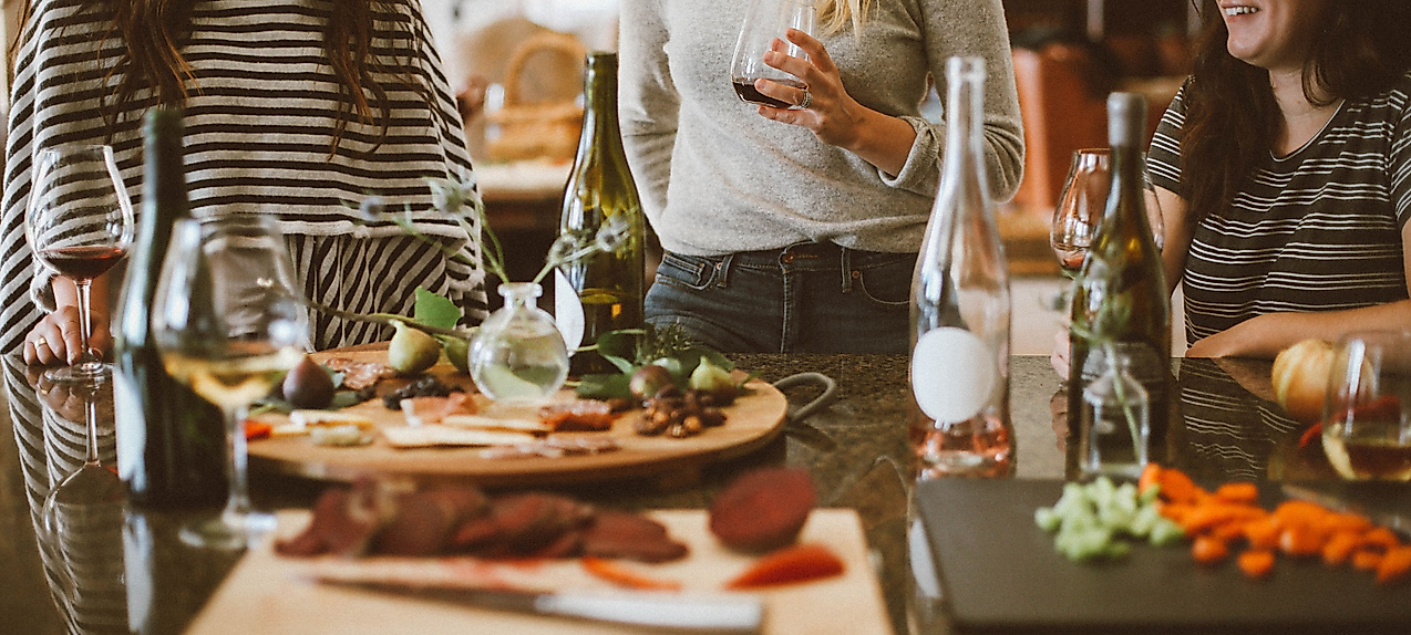 Freundliche Runde genießt Essen und Getränke in geselliger Atmosphäre an festlich gedecktem Restauranttisch