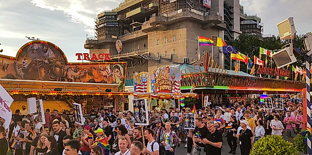 Parade zum Regenbogentag Sommerdom