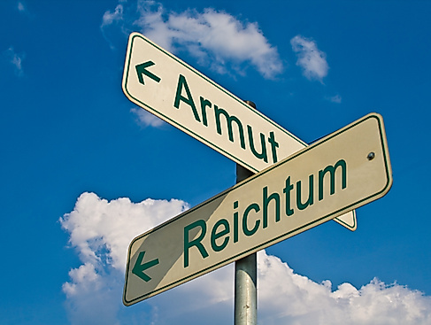 armut-reichtum-wegweiser-mapoli-photo-stockadobecom_13418908