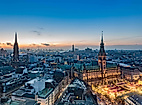Abendlicher Blick über das festlich beleuchtete Hamburg mit Weihnachtsmarkt rund um die Mönckebergstraße