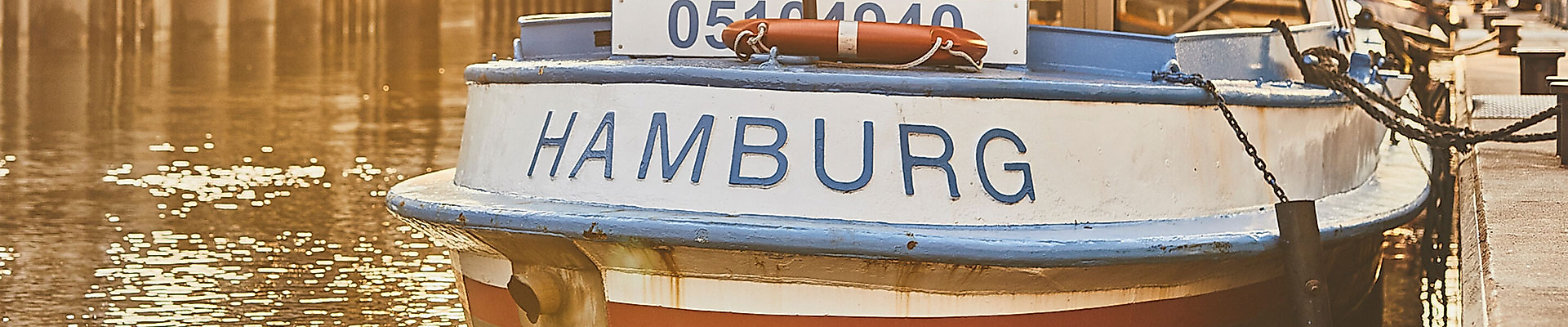 Boot an den Landungsbrücken in Hamburg
