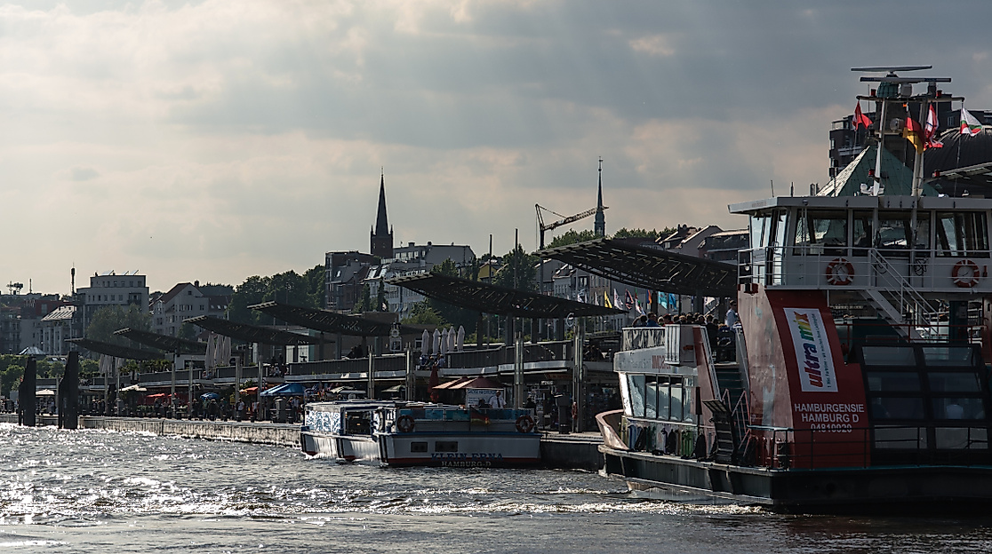 Bei den St.Pauli Landungsbrücken