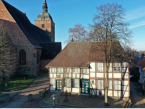 Das denkmalgeschützte Gebäude befinden sich direkt neben der St. Nikolai Kirche in Burg.