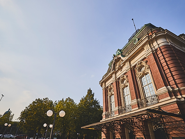 Seitenansicht der Laeiszhalle Hamburg bei Sonnenschein mit Bäumen und blauem Himmel