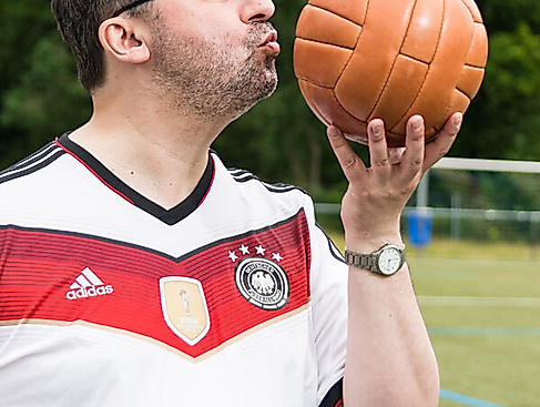 Da lacht der Fußball