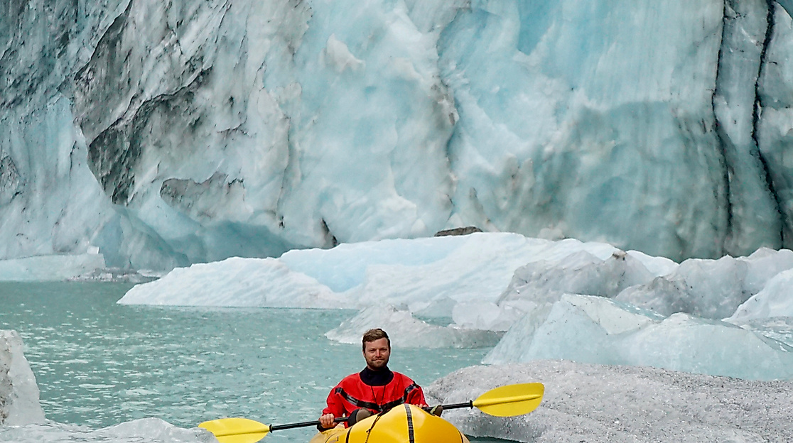 Tobias Schorcht im Packraft vor einem Gletscher