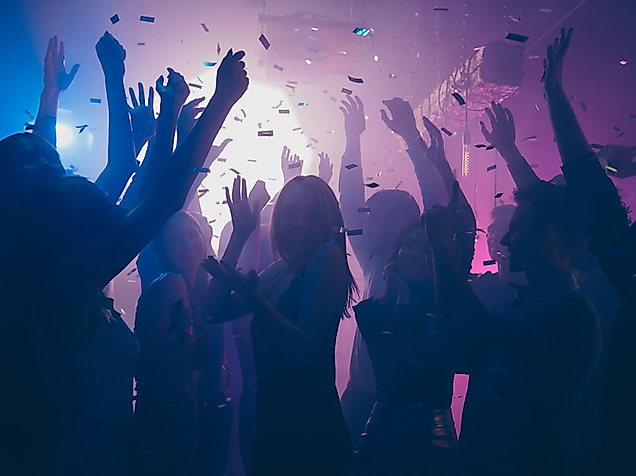 Tanzende Menschen im Club