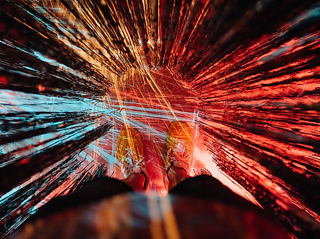 Faszinierende Lichtinstallation mit roten und blauen Strahlen in einem abgedunkelten Erlebnisraum