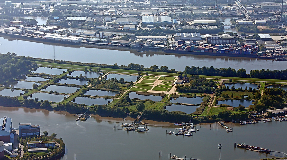 Luftaufnahme der Hamburger Elbinsel Kaltehofe mit Wasserflächen, Grünanlagen und Blick auf das Hafengebiet
