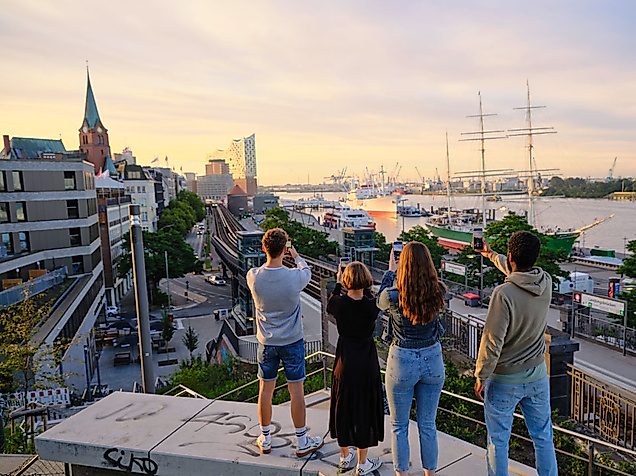 Junge Leute auf Sightseeing-Tour am Stintfang in Hamburg