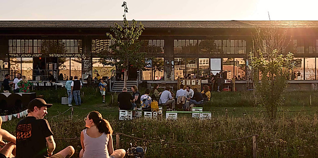 Chillige Atmosphäre im Oberhafen zum OPEN MOUTH Hamburg Food Festival