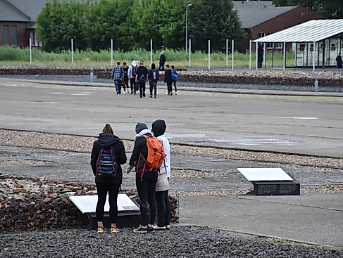 Besucher*innen der KZ-Gedenkstätte Neuengamme
