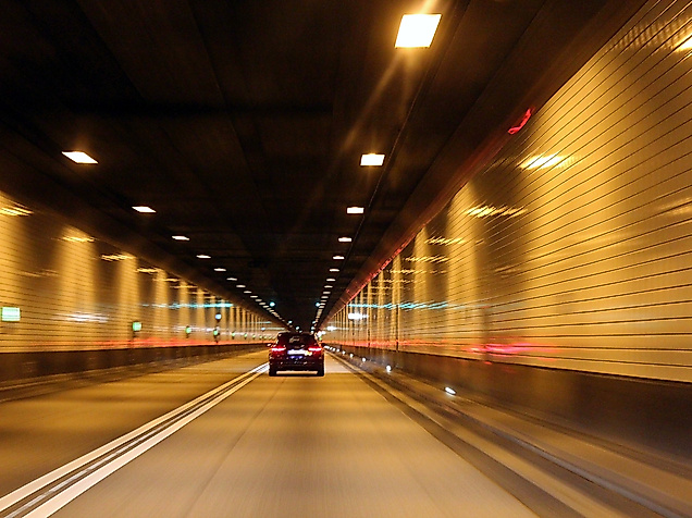 Auto fährt im Elbtunnel beleuchtet von gelben Lichtern