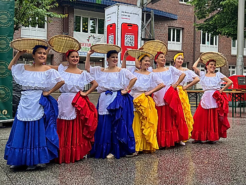 Begrüßung mit Live Musik und Tänzen