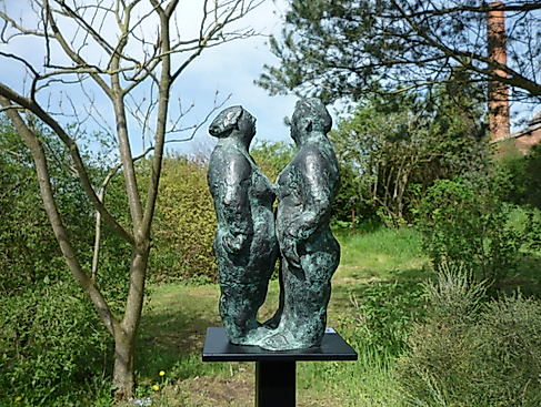 Kleinbronze vor Parkhintergrund