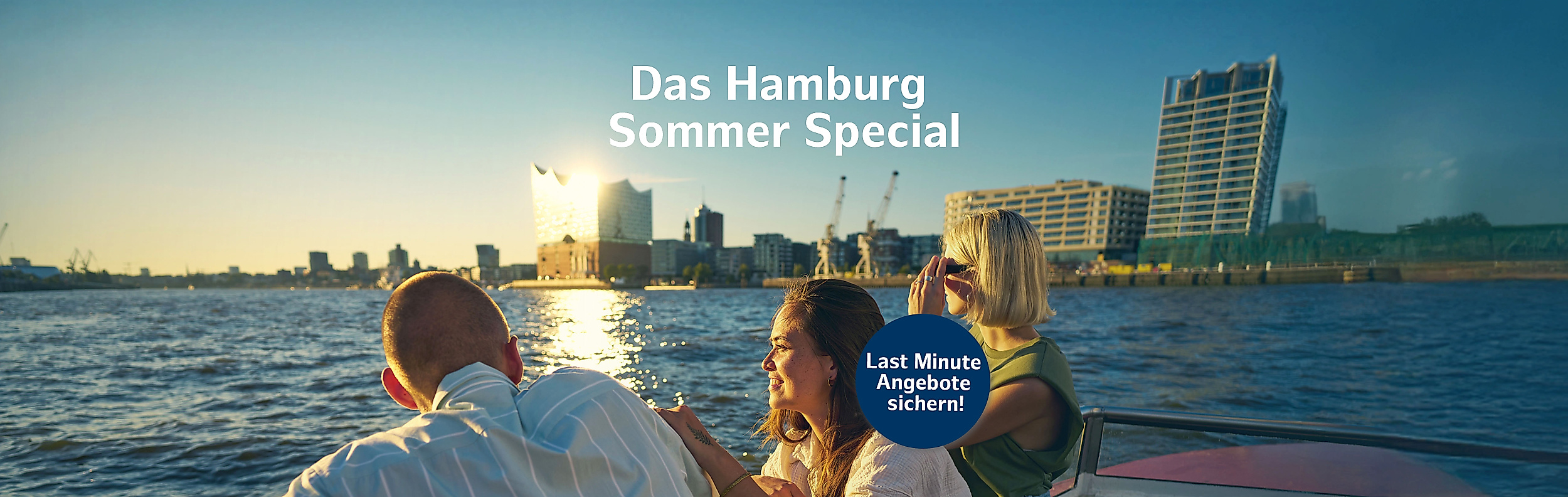 Drei junge Menschen auf einer Barkasse im Sommer mit Blick auf Elbe und Elbphilharmonie