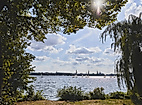 Blick auf die Binnenalster mit Segelschiffen