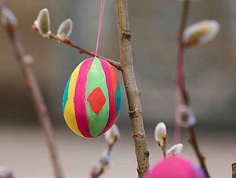 Osterzweig mit Ostereiern in St. Katharinen