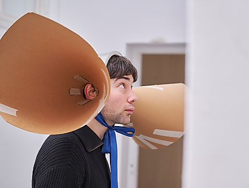 Junger Mann mit "Hörmuscheln"