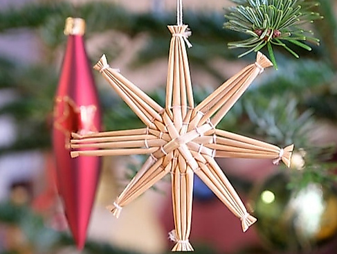 Strohstern an Weihnachtsbaum