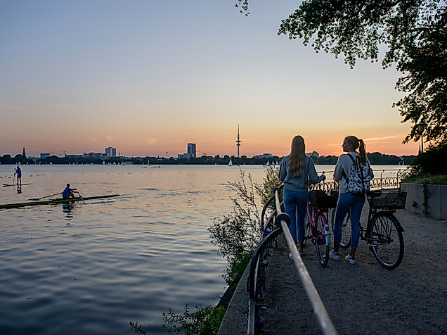 Sonnenuntergang über der Alster in Hamburg