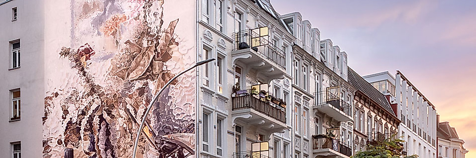 Mural nach Caspar David Friedrich an weißer Hausfassade in Hamburger Wohnstraße bei Abendstimmung