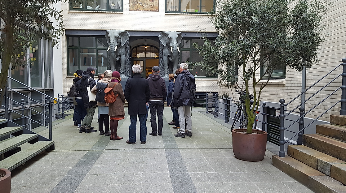 afrikahaus-mit-gruppe_ssachse021