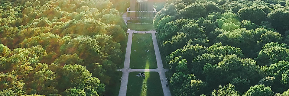 Luftaufnahme des Hamburger Stadtparks mit Planetarium und Allee im Sonnenlicht, Symbol für urbane Nachhaltigkeit.
