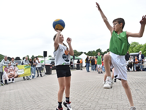 Rasante Spiele auf den fünf Courts sind garantiert.