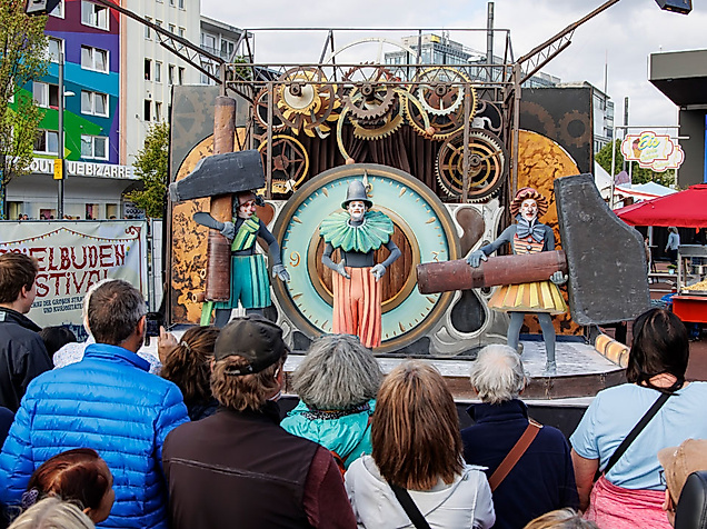 Straßentheater beim Spielbudenfestival St. Pauli mit fantasievoller Bühne und Publikum