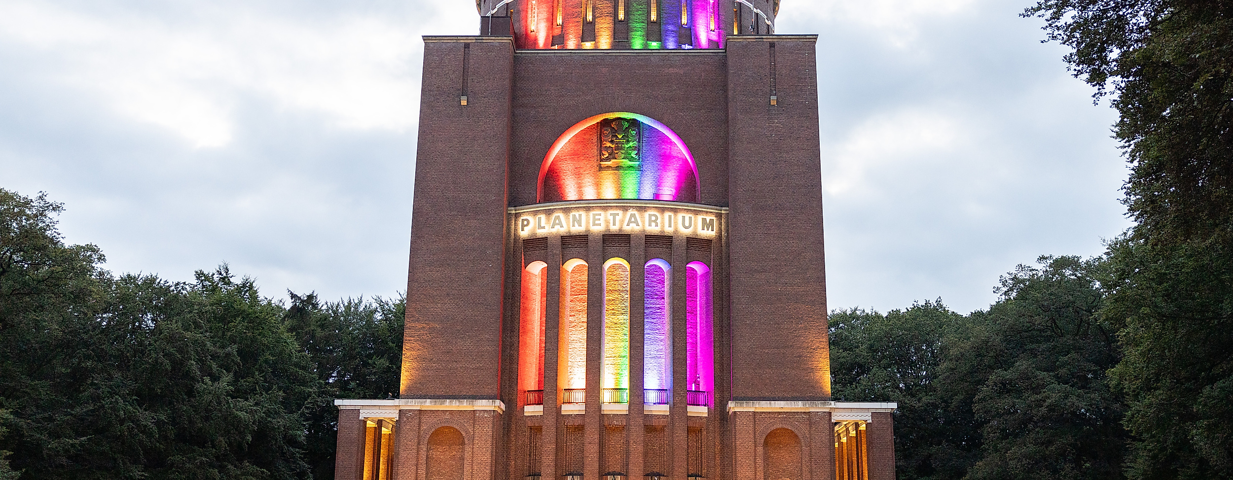 Planetarium Hamburg in Regenbogenfarben angeleuchtet zur Pride Week