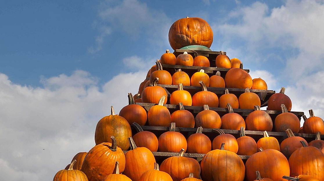 Kürbispyramide-C-Frank-Selsemeier-AdobeStock_92283628