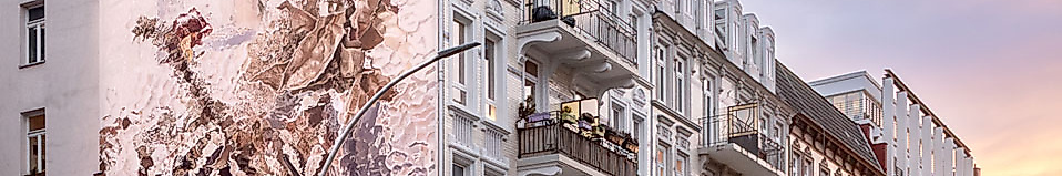 Mural nach Caspar David Friedrich an weißer Hausfassade in Hamburger Wohnstraße bei Abendstimmung