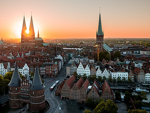 7Türme+ Benefiz-Kirchenführung, Treffpunkt am Holstentor - Ziel: Herz-Jesu-Kirche