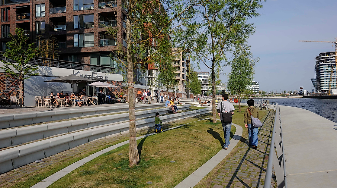 Dalmannkai in der HafenCity Hamburg mit Promenade, Cafés und moderner Architektur am Wasser