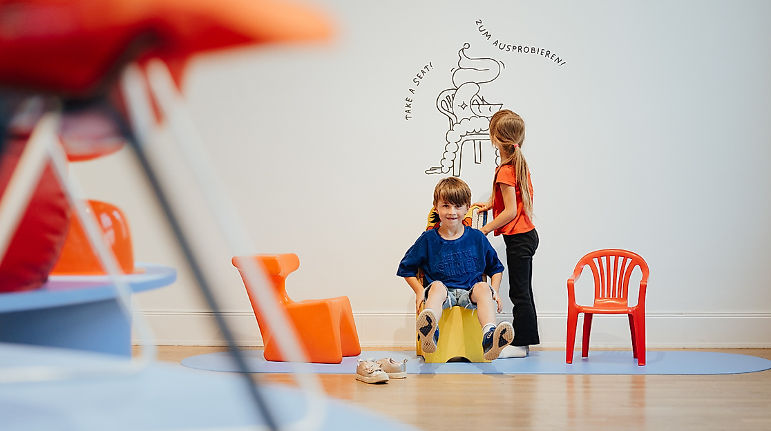 Ausstellungsansicht „Minimöbel: Stühle für Kinder“, MK&G, Foto: Patrick Lipke