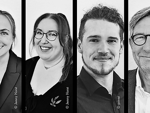 Kollage aus vier scharz-weiß-Portraitfotos von zwei weiblich und zwei männlich gelesenen Personen gemischten Alters. Zwei tragen runde Brillen, alle lächeln und sind eher formell gekleidet.
