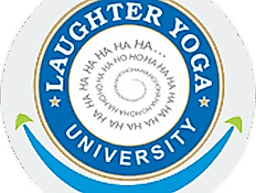 Das Logo zeigt zentral einen stilisierten, freundlich und einladend wirkenden lachenden Mund. Direkt aus der Mitte des Bildes entspringt eine dynamische Spirale, die sich nach außen windet. Diese Spirale besteht aus den immer wiederkehrenden Schriftzügen „ho ho ha ha ha“, die in geschwungener Form angeordnet sind und so Bewegung und Lebensfreude symbolisieren.

Die Farbgestaltung ist harmonisch und modern: Die Spirale und der Mund sind in verschiedenen Blautönen, frischem Grün sowie dezentem Grau gehalten. Weiß dient als Hintergrundfarbe und lässt die anderen Farben klar und freundlich wirken. Das gesamte Logo vermittelt Fröhlichkeit, Offenheit und Gemeinschaft und steht für die positive, verbindende Wirkung des Lachens.