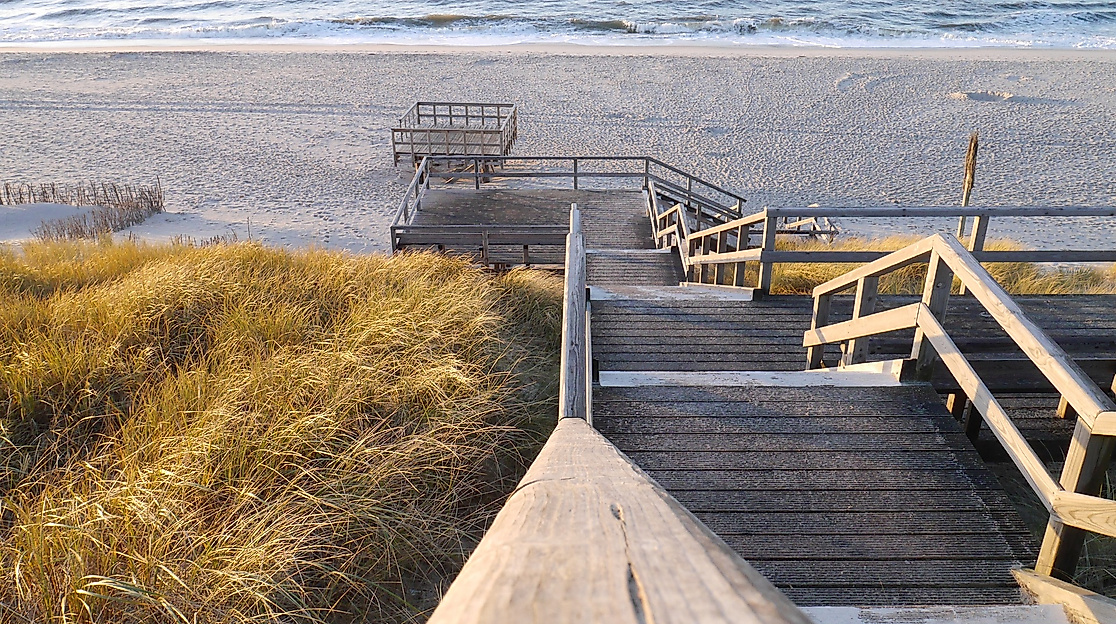 Holztreppe führt durch Dünen zum Strand auf Sylt mit Blick auf die Nordsee